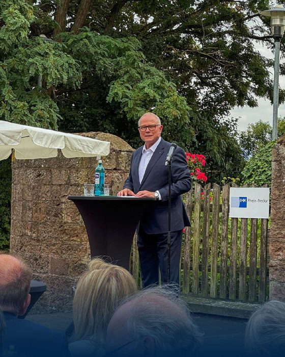Mann hält Rede bei Veranstaltung im Freien