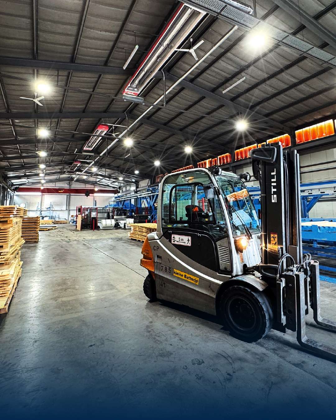 Gaffeltruck i opplyst lagerhall