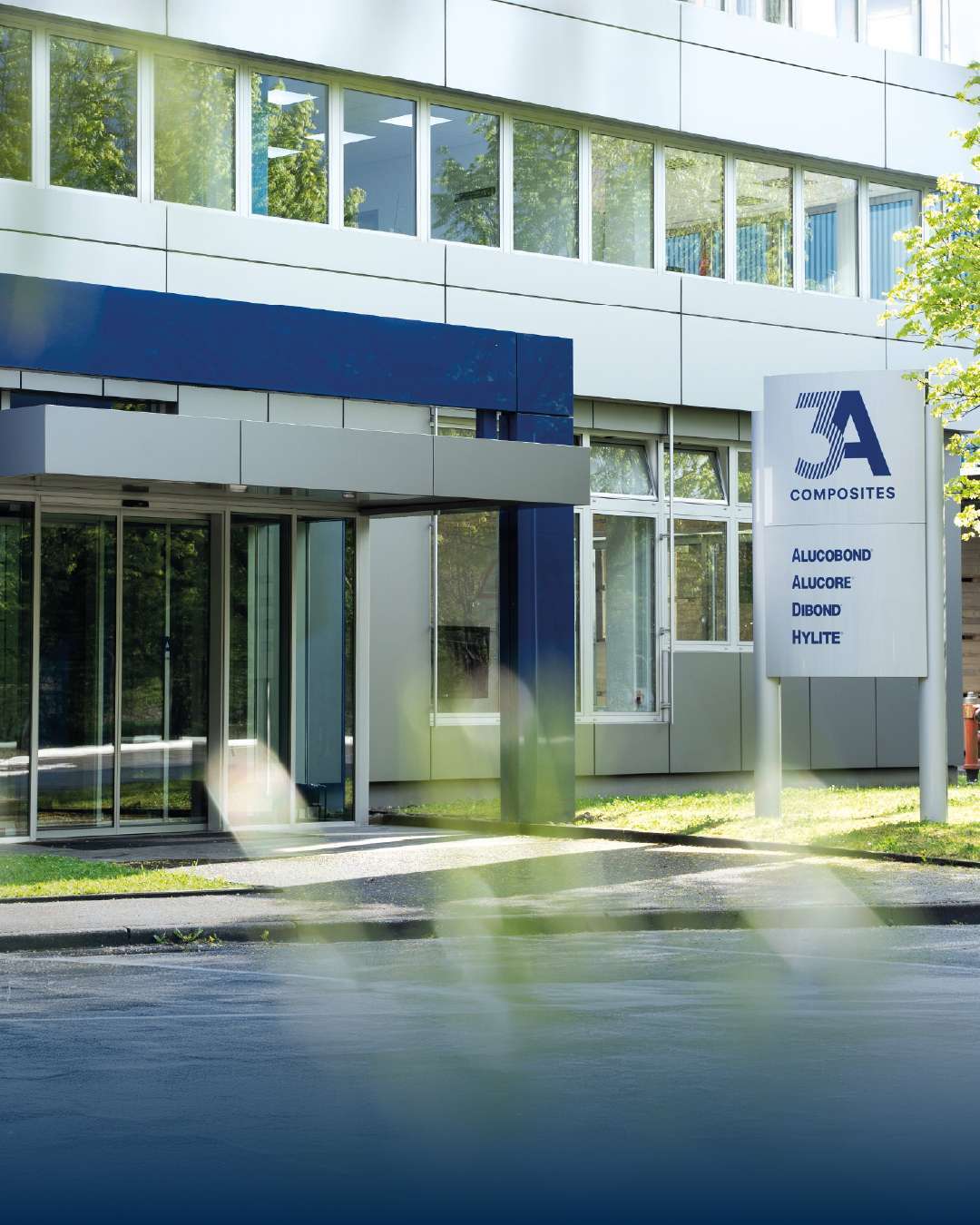 Modernes Bürogebäude mit Firmenschild