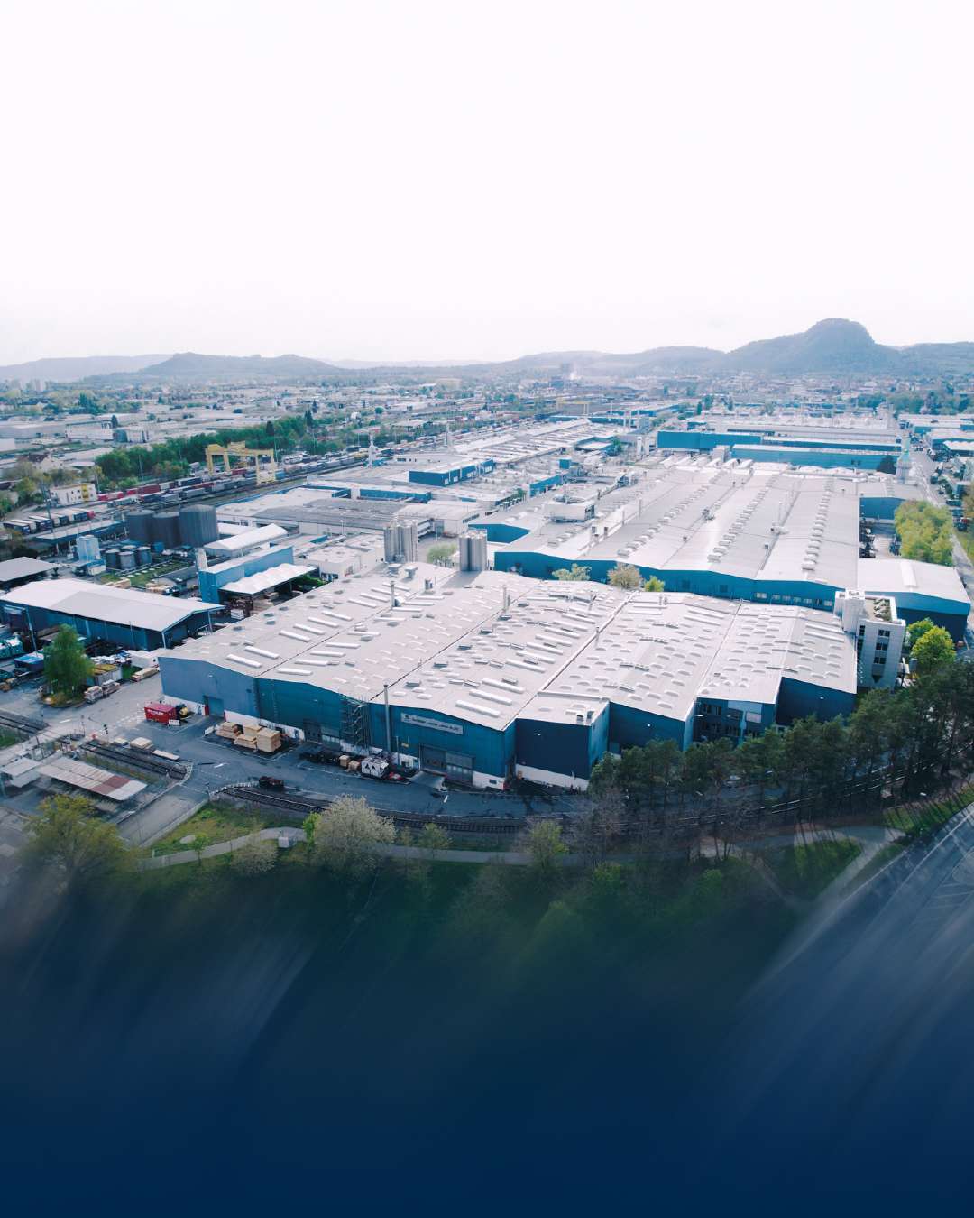 Luftbild einer großen Industrieanlage tagsüber