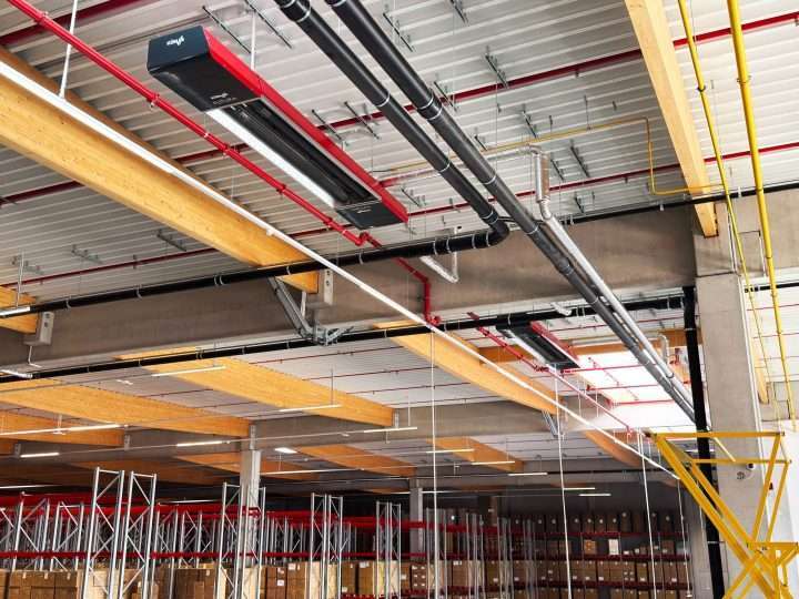 Moderne Lagerhalle mit Holzbalken und Infrarot-Hallenheizung