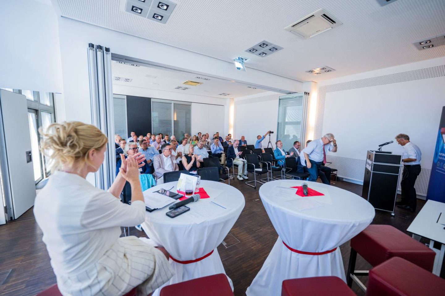 Forretningsfolk sladrer på en konference