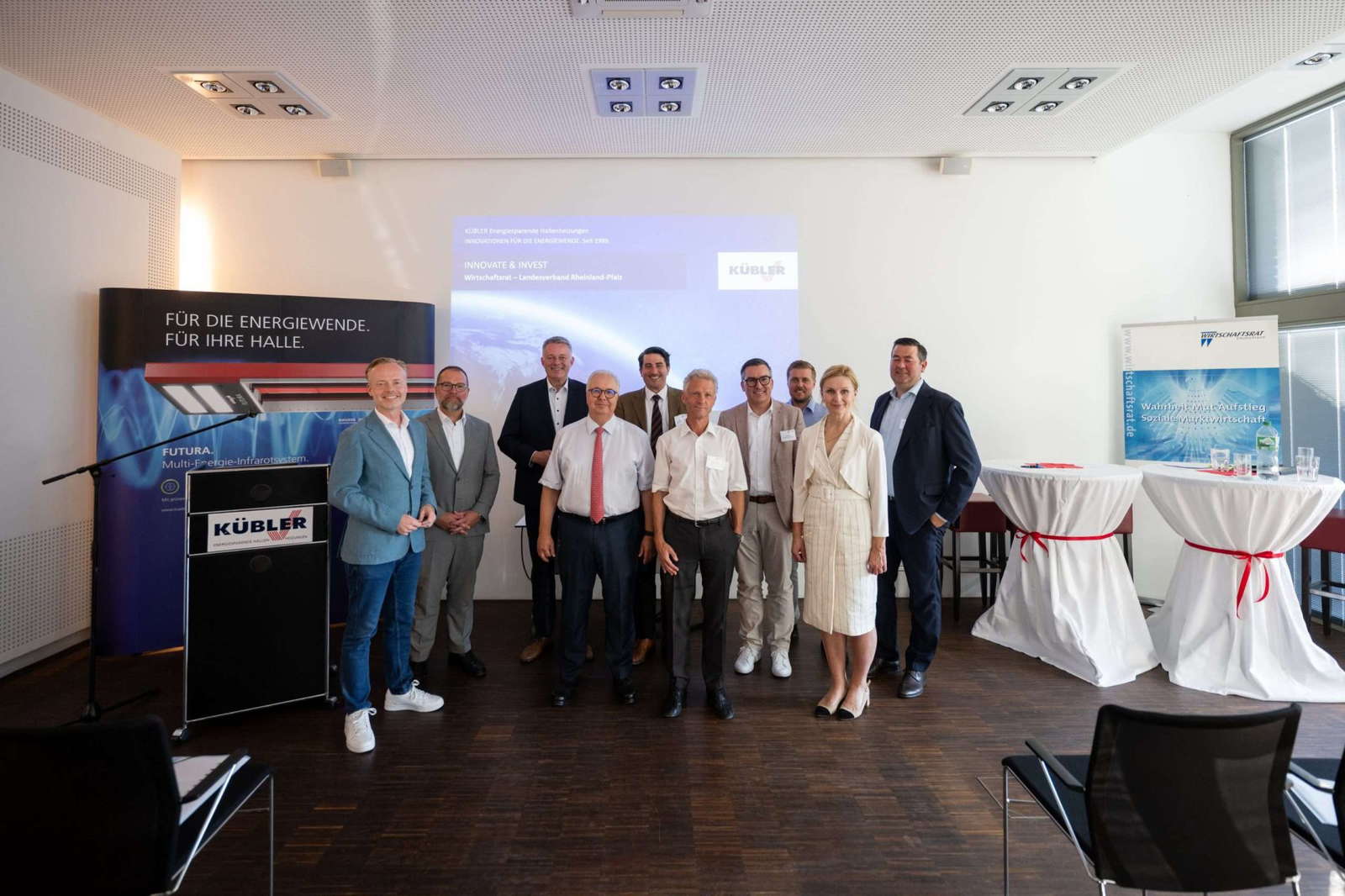 Csoportkép egy üzleti konferencián