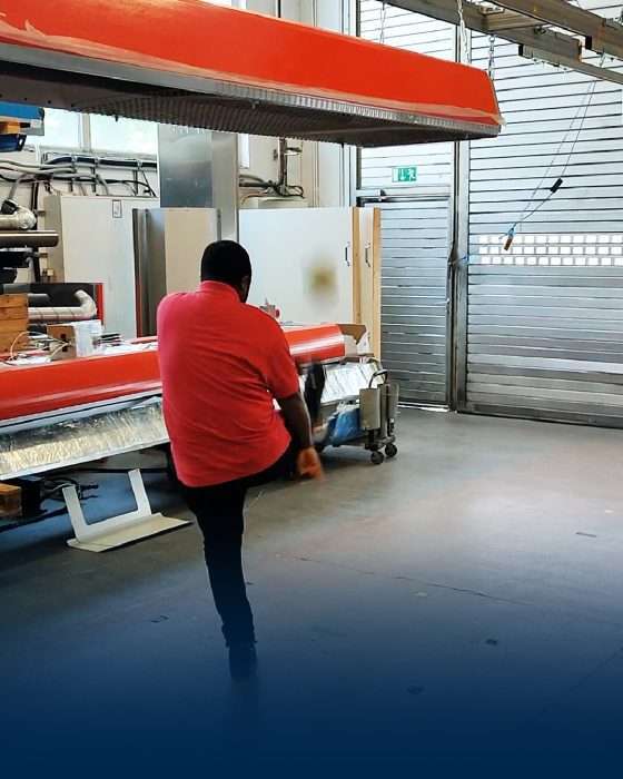 Mand løber i industrielt værksted