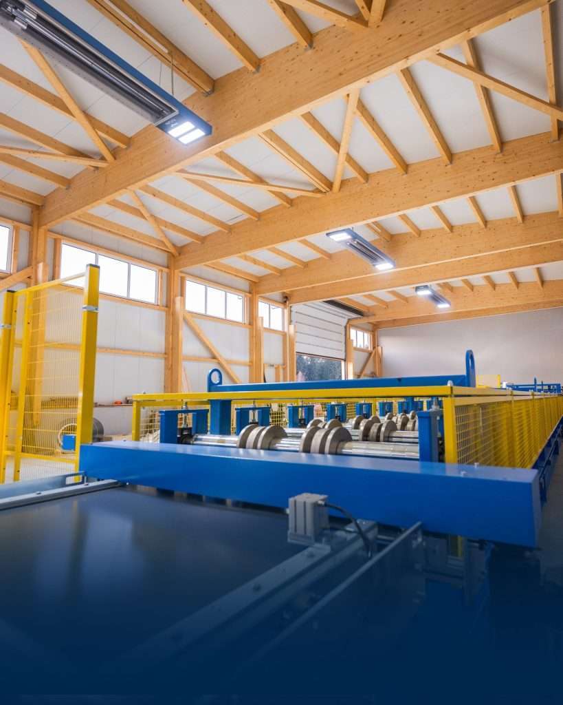 Moderne Maschinenhalle mit Metallverarbeitungsanlage