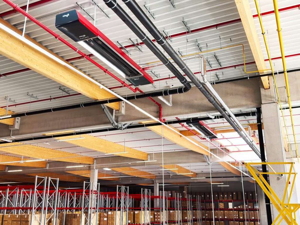 Modernes Lager mit sichtbaren Rohren und Holzträgern