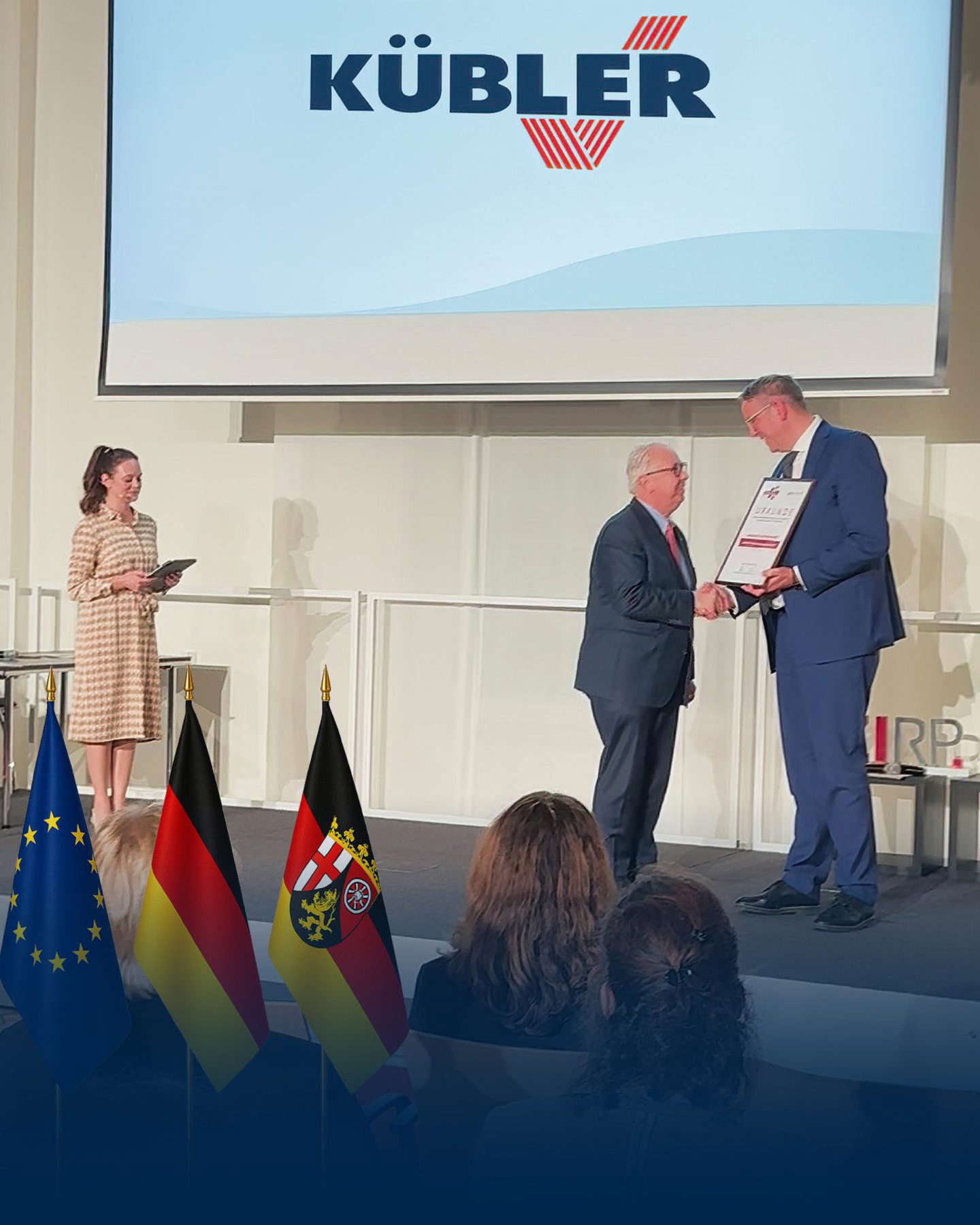 Preisverleihung bei Kübler mit Händedruck auf Bühne