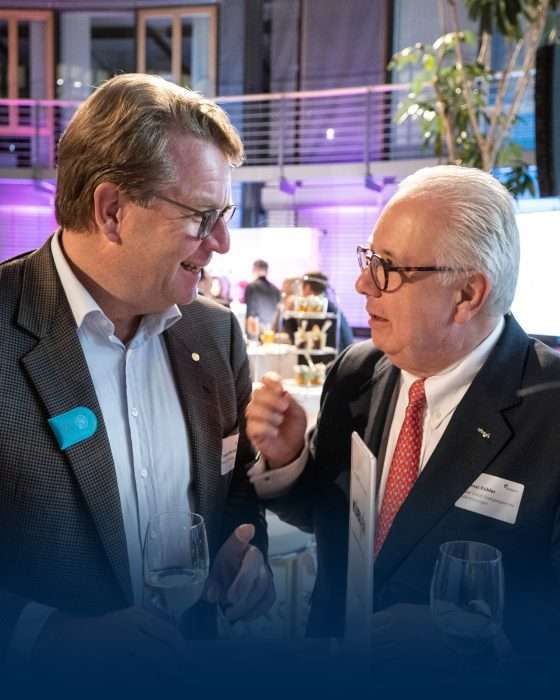 Zwei Männer im Gespräch bei einer Veranstaltung