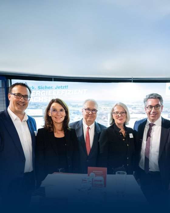 Fünf Personen bei einer Energieeffizienz-Veranstaltung