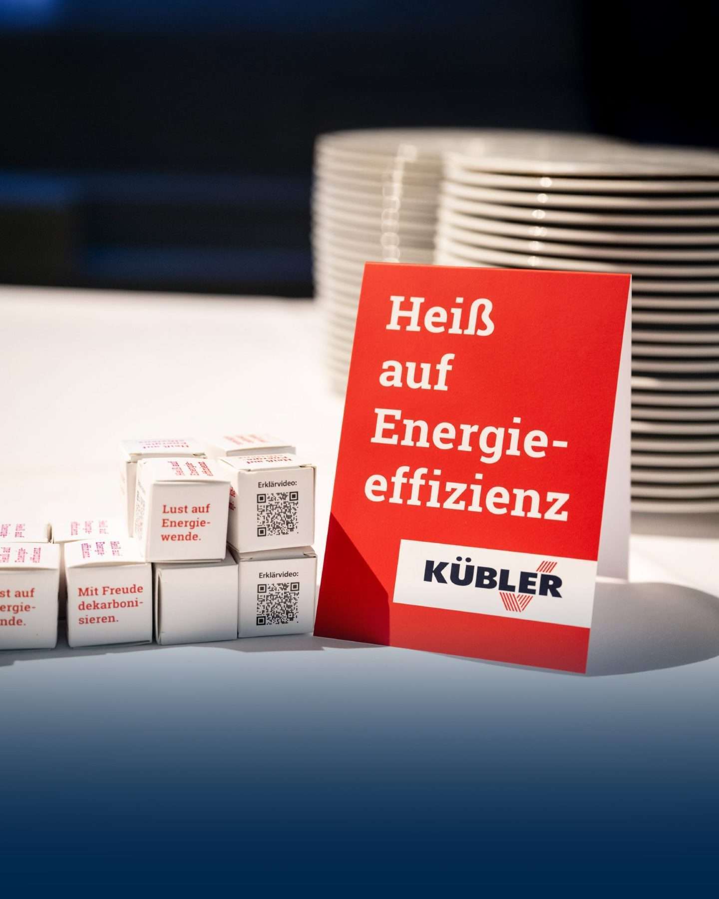 Kübler Werbung für Energieeffizienz auf Tisch.
