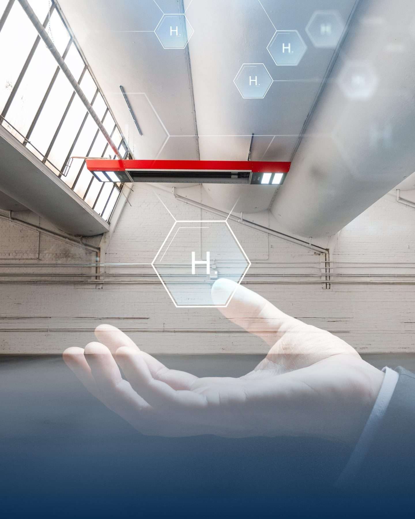 Hand hält Wasserstoffsymbol in moderner Industriehalle