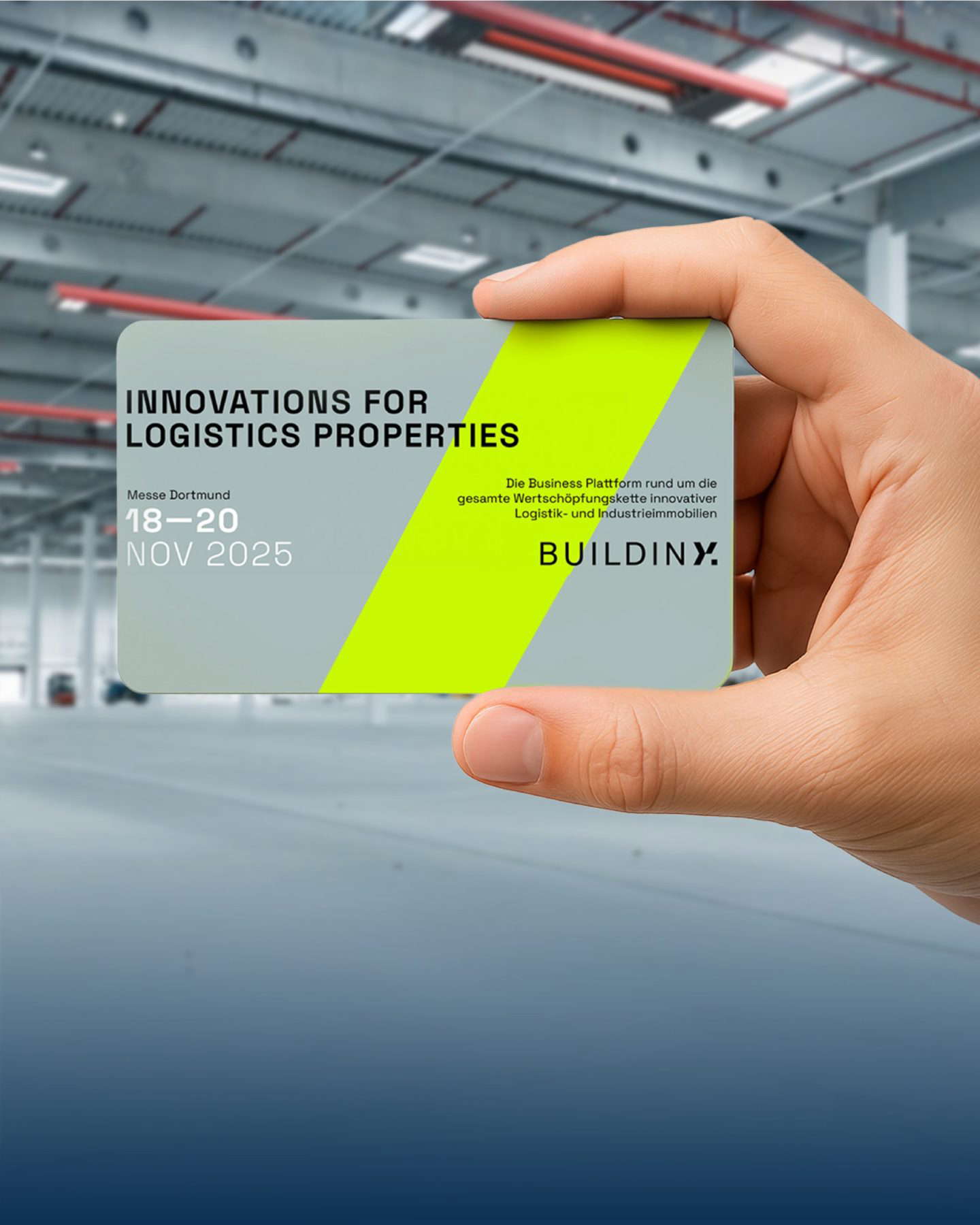 Hand hält Karte mit Logistikmesse-Informationen