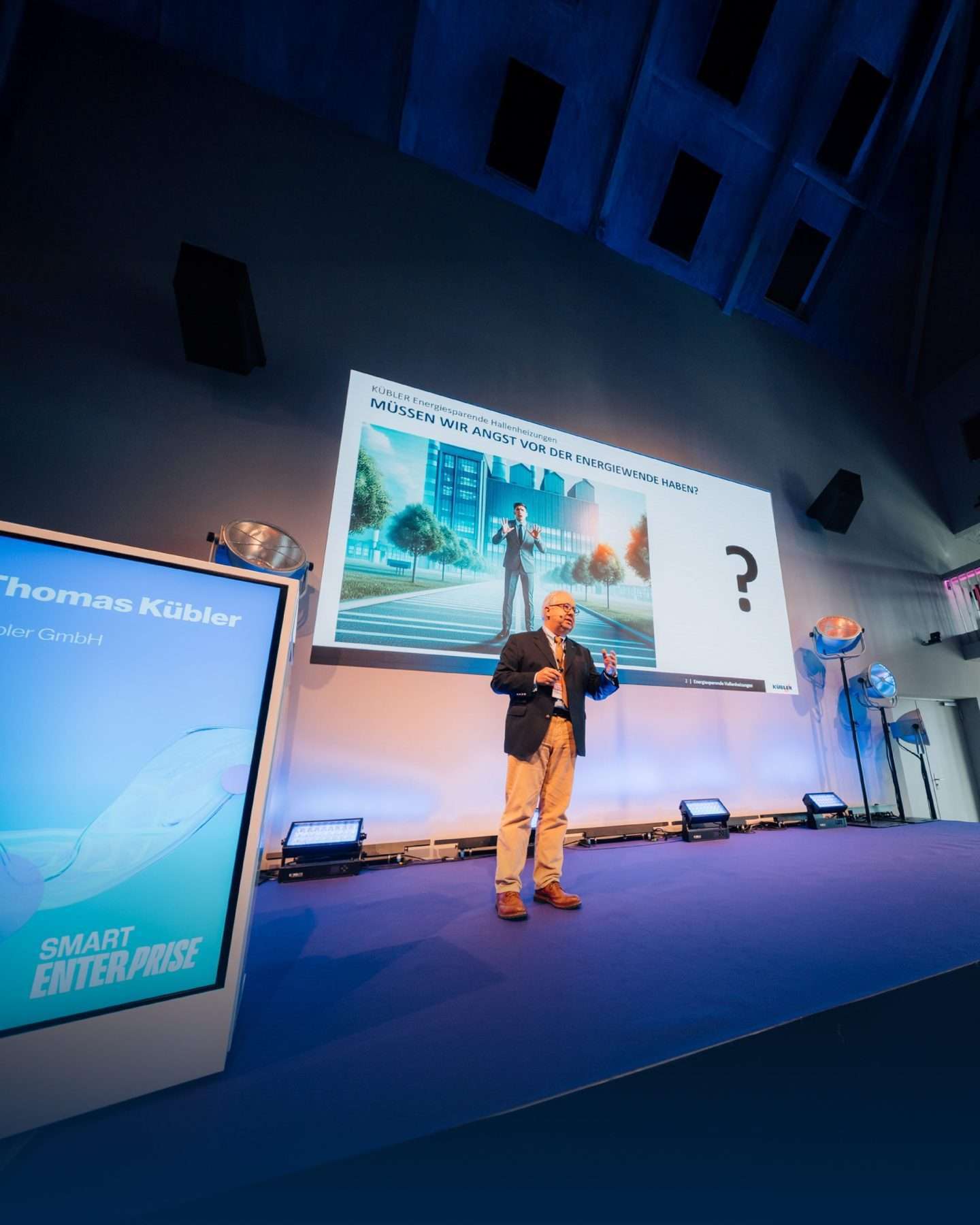 Vortrag über Energiewende auf einer Konferenzbühne