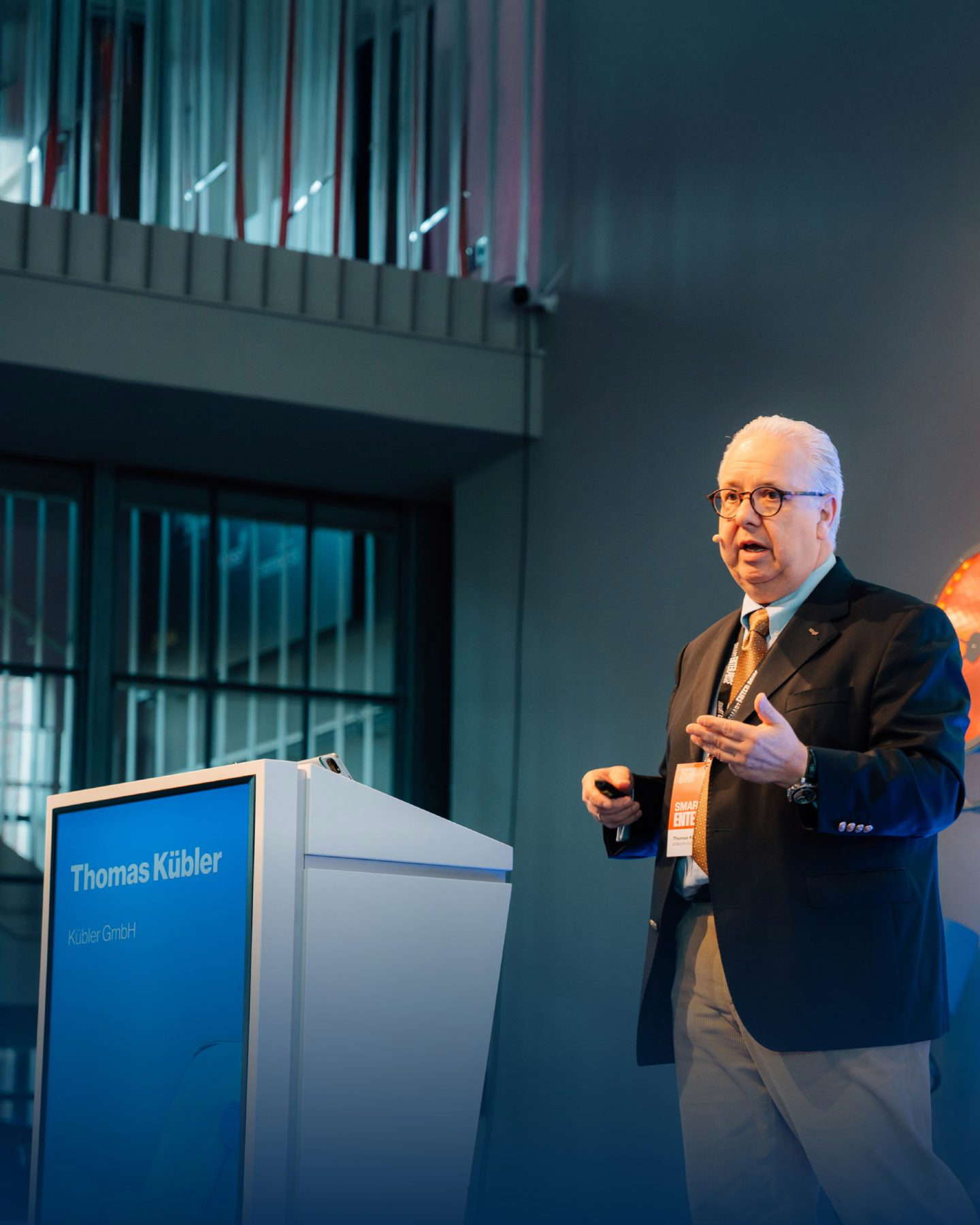Redner hält Präsentation auf Konferenzbühne