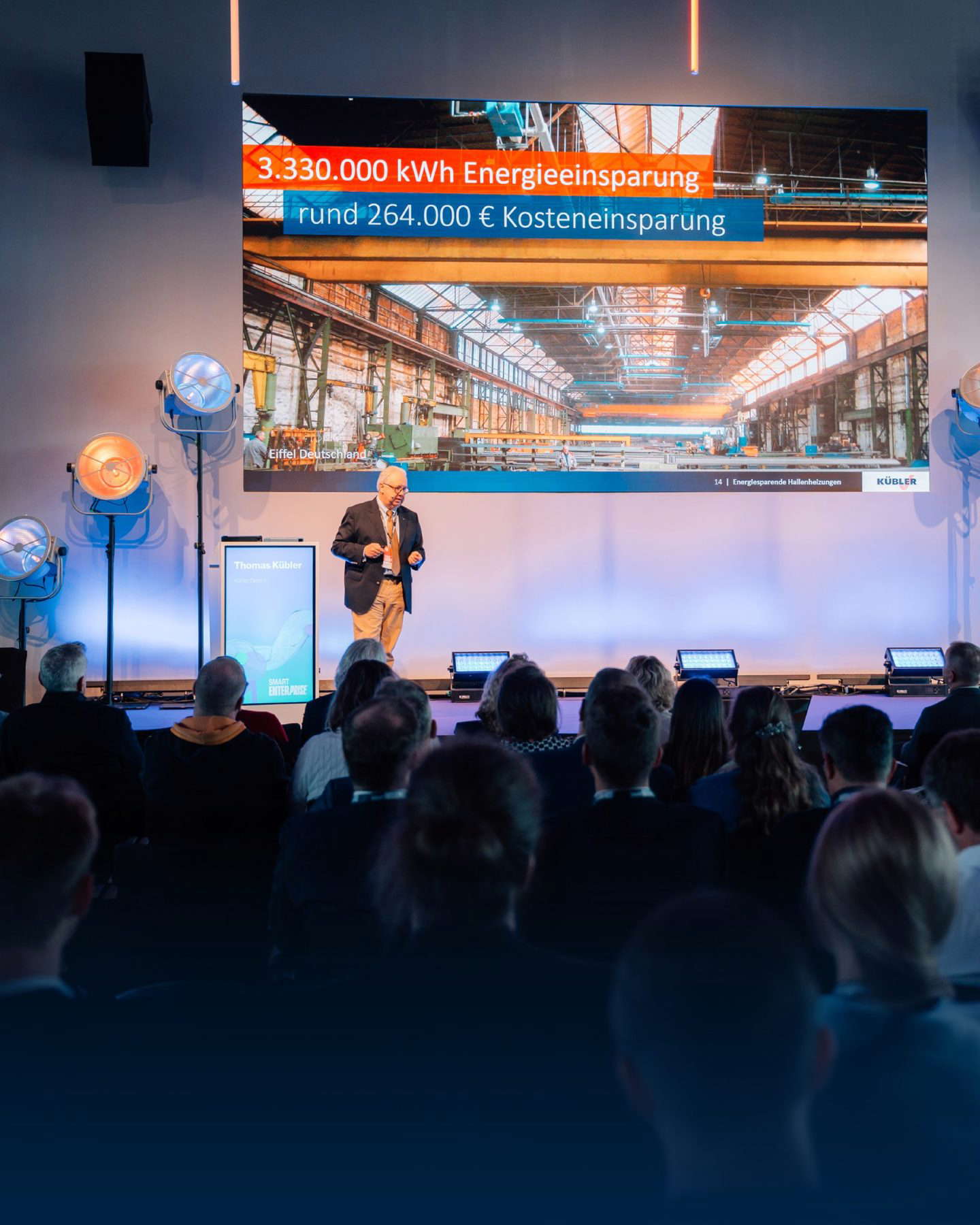 Vortrag über Energieeinsparung auf Konferenzbühne