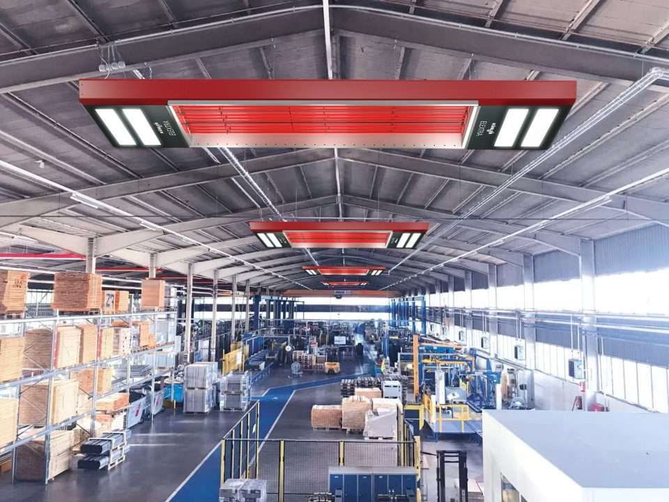 Moderne Fabrikhalle mit Deckenheizstrahlern und Maschinen