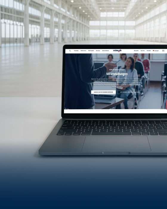 Laptop zeigt Webseite über Veranstaltungen