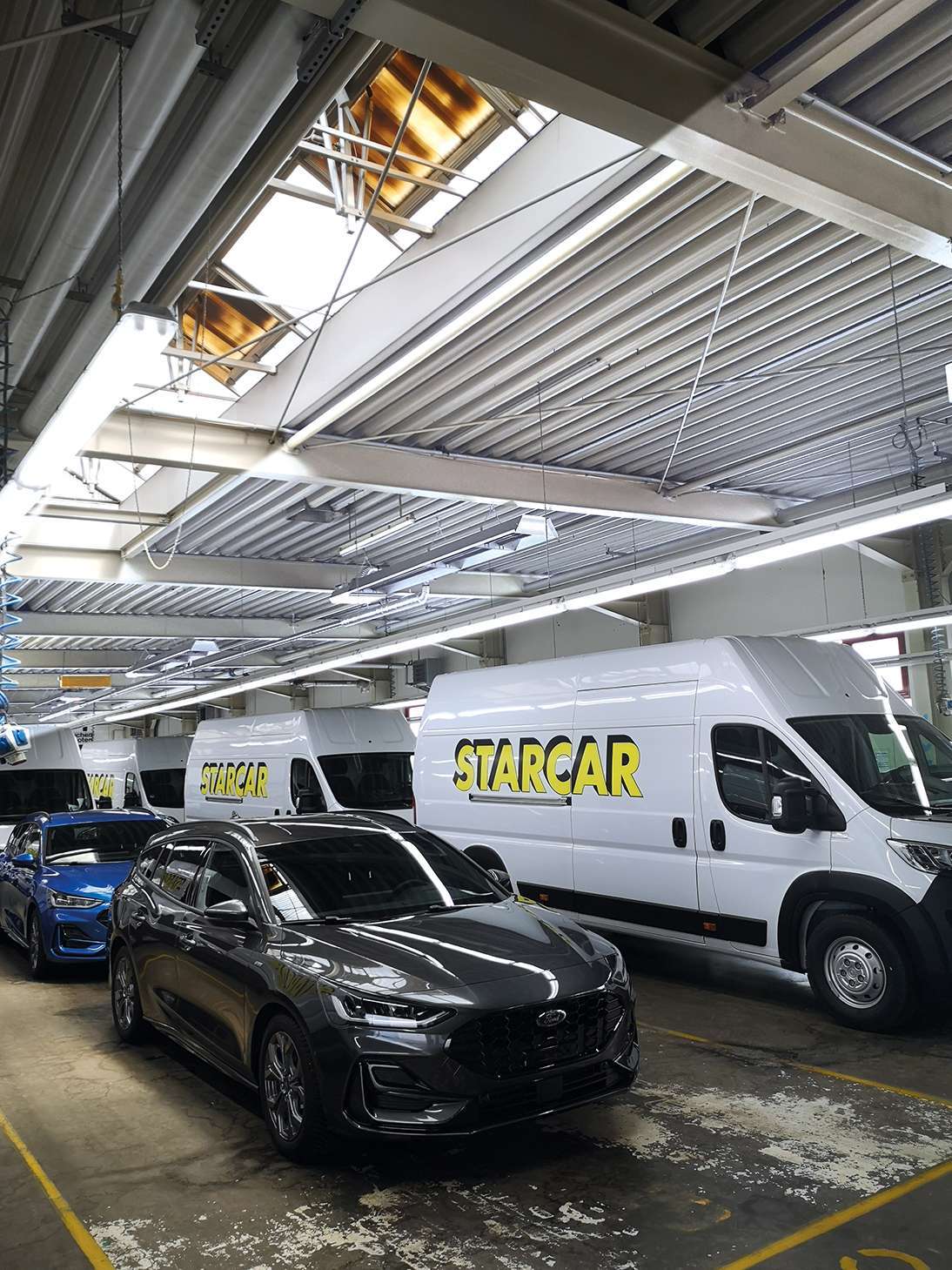 STARCAR járművek egy autószerelő műhelyben parkolva