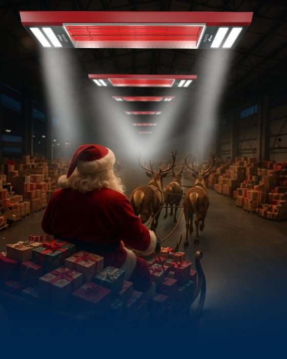 Weihnachtsmann mit Rentieren und Geschenken in Lagerhalle