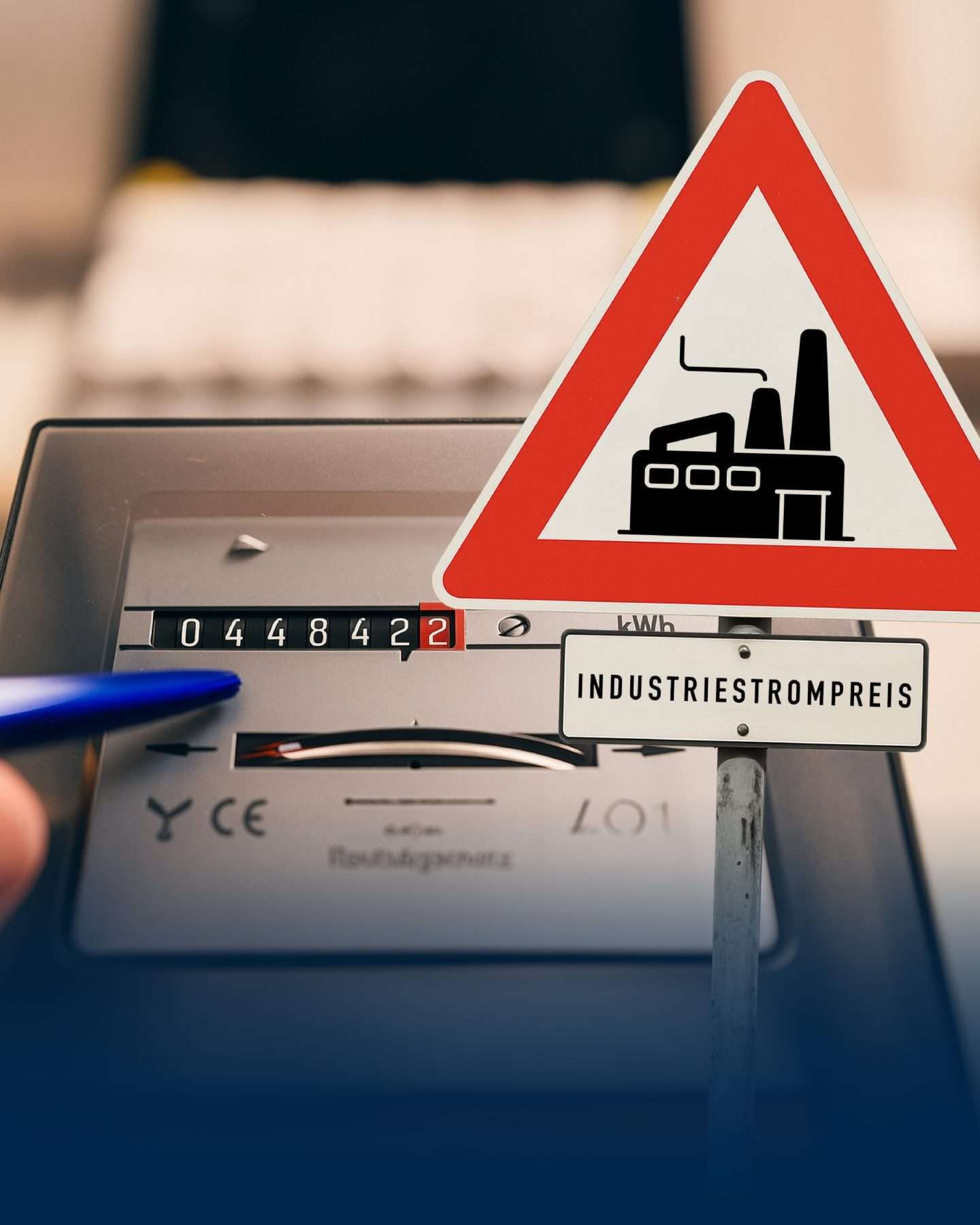 Teollisuuden sähkön hinta Varoitusmerkki sähkömittarin edessä