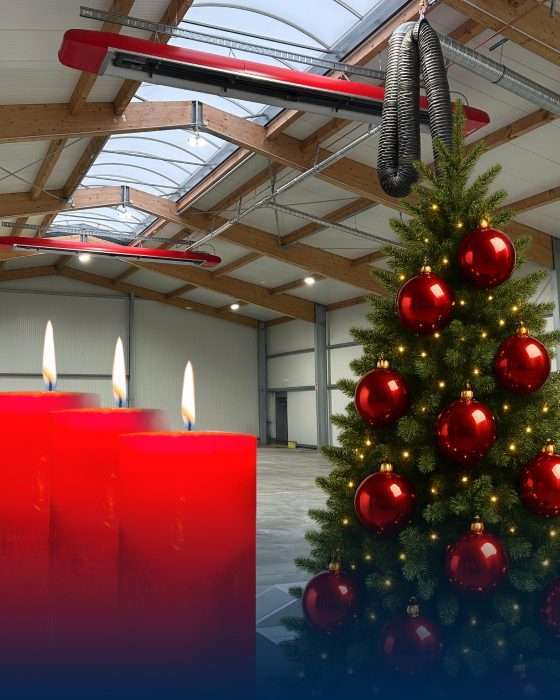 Weihnachtsbaum und Kerzen in großer Halle