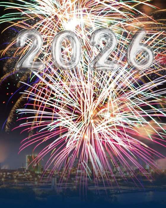 Feuerwerk mit Jahreszahl 2026 über Stadt