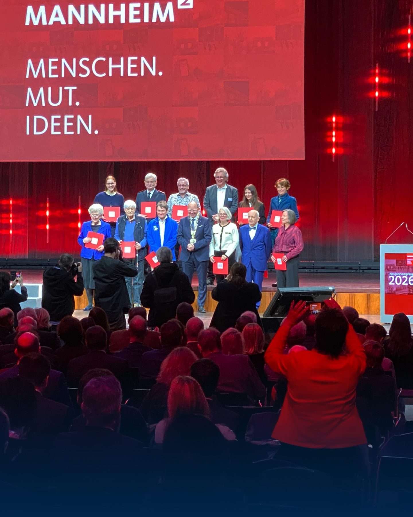 Preisverleihung in Mannheim mit geehrten Personen auf Bühne