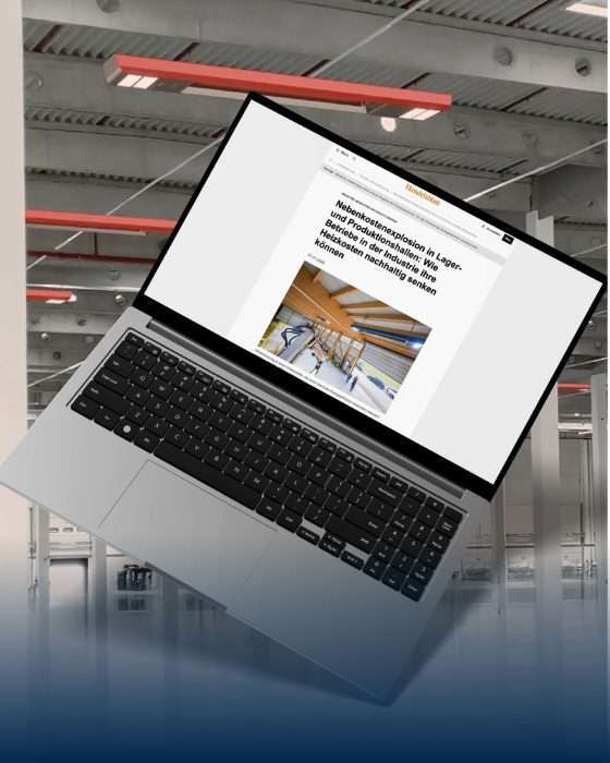 Laptop zeigt Artikel über Energiekosten in Industriehallen