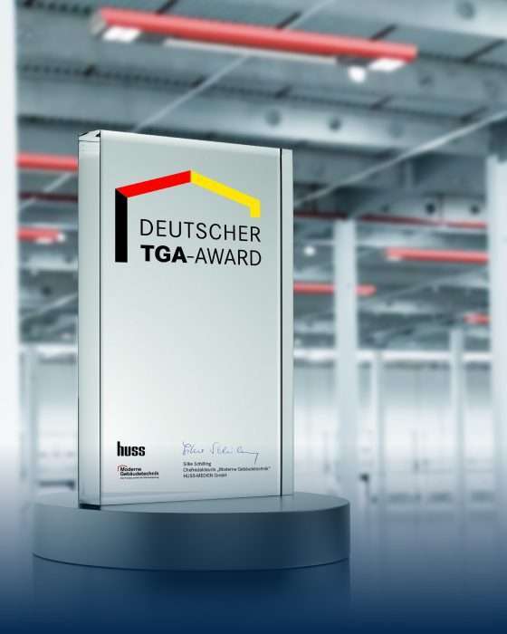 Trophäe Deutscher TGA-Award vor modernem Hintergrund