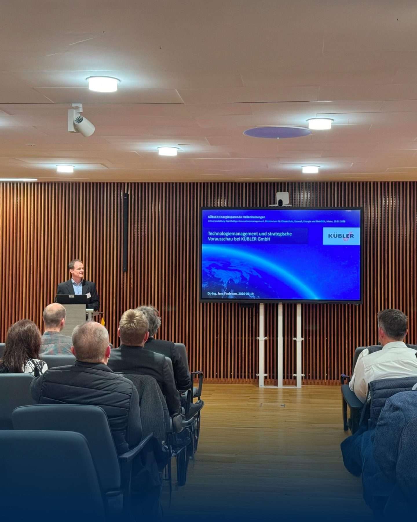 Vortrag über Technologiemanagement in modernem Konferenzraum