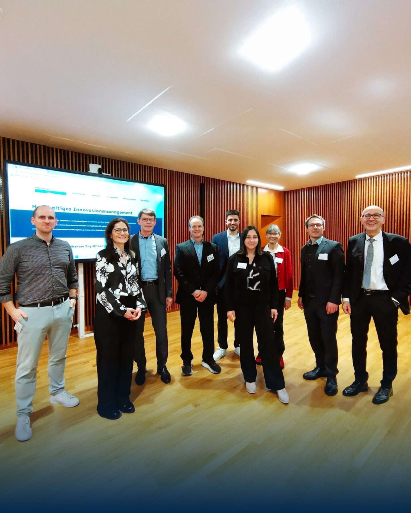 Gruppe von Fachleuten bei einer Innovationskonferenz