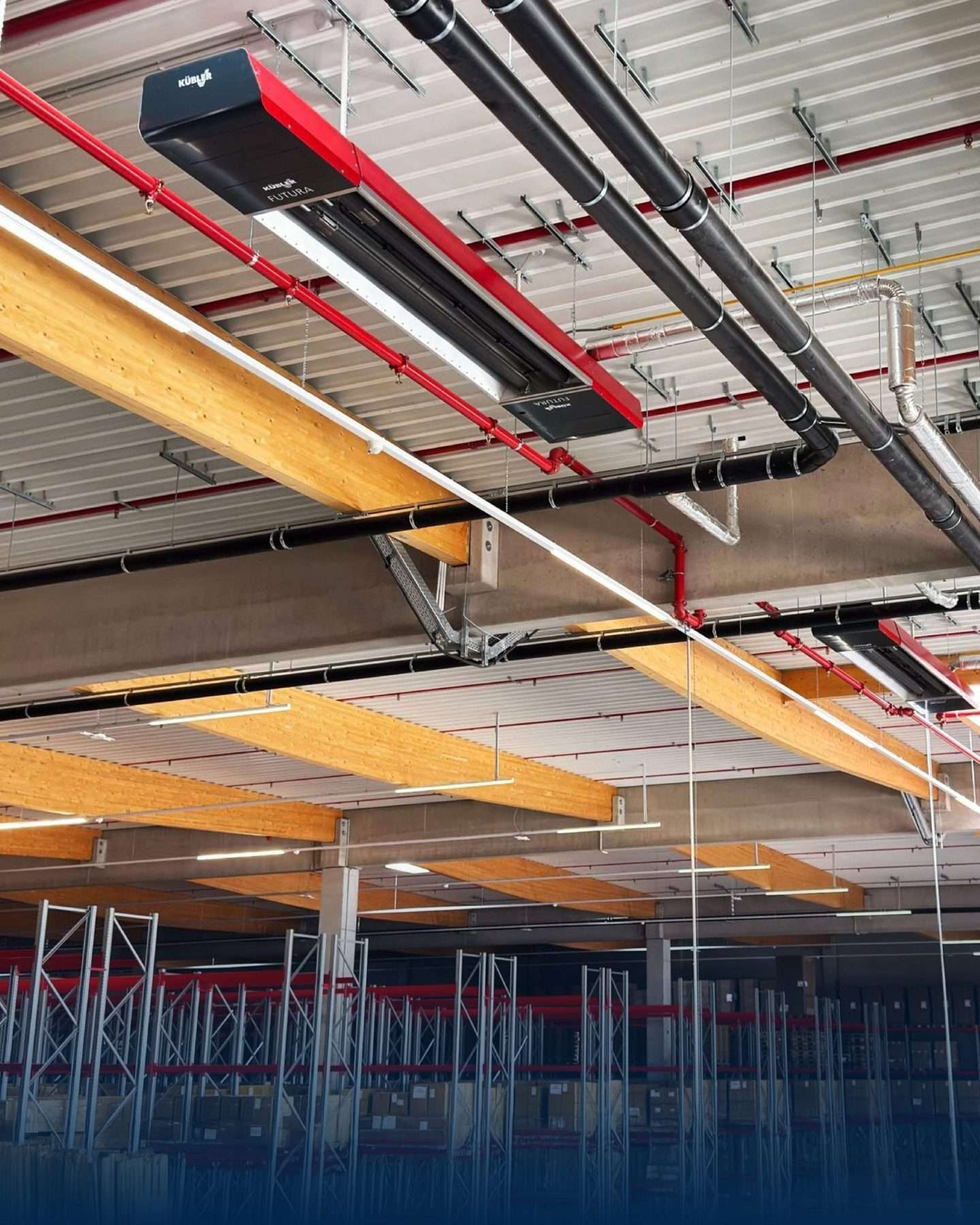 Industritak med varme- og rørsystemer i lagerhall