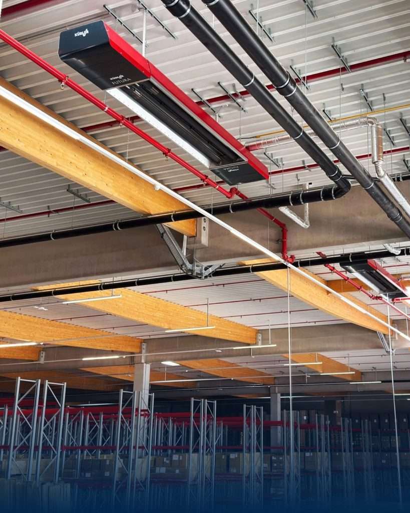 Industriedach mit Heizungs- und Rohrsystemen in Lagerhalle