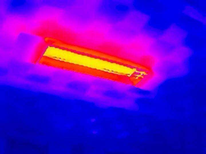 Thermografiebild einer heißen Fair.AIdH Infrarot-Hallenheizung ELEXTRA