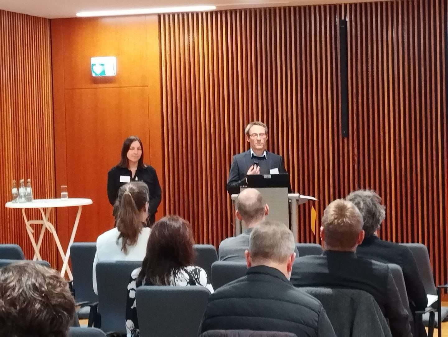 Vortrag mit Publikum in modernem Konferenzraum