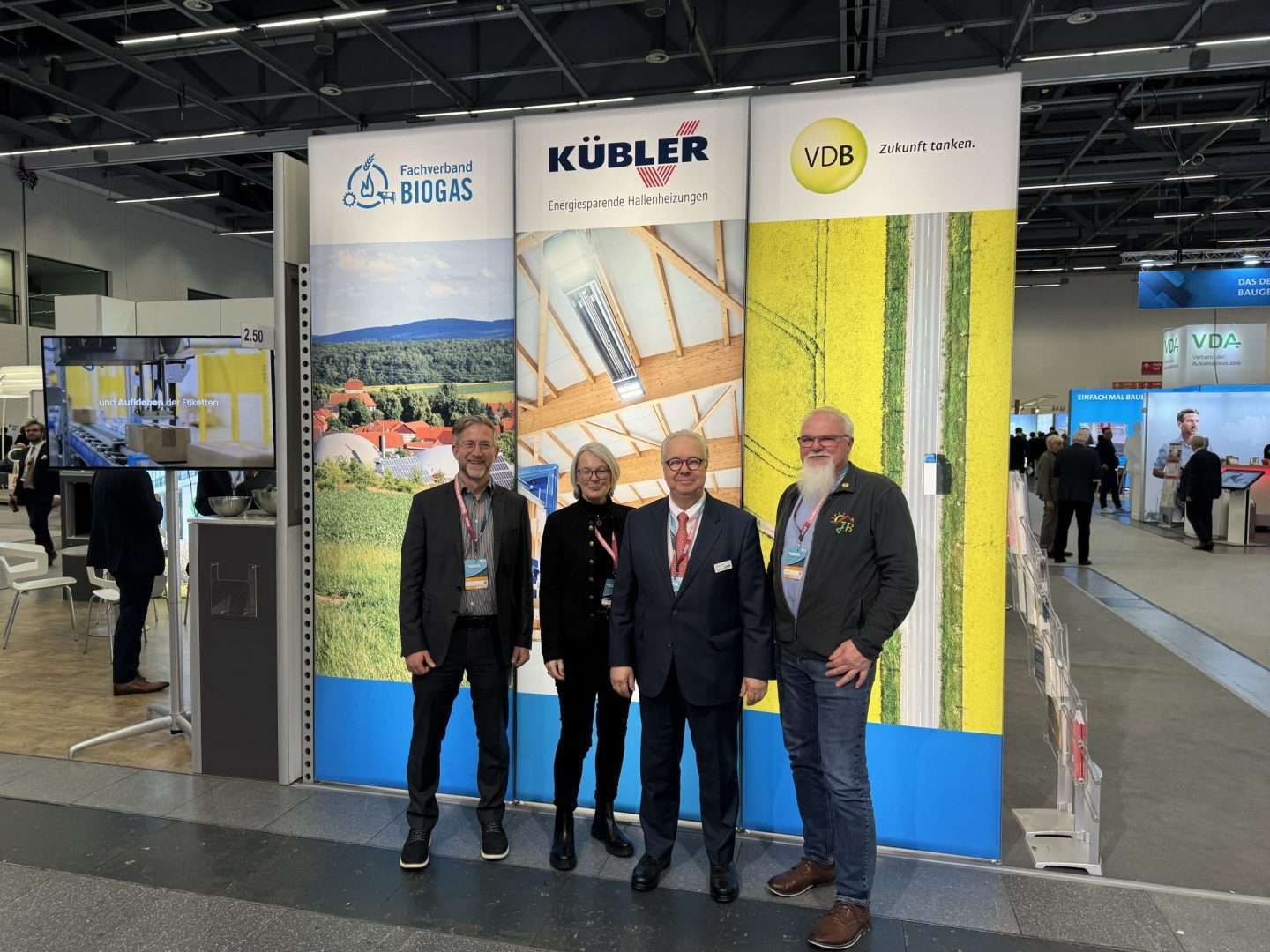 Kübler kiállítási stand a csarnokfűtési termékekkel a bemutatóteremben