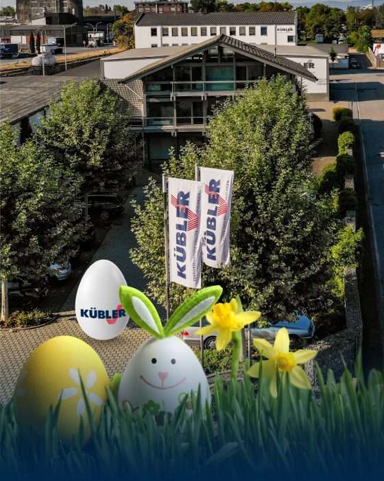 Virksomhedsbygning med påskedekoration i forgrunden