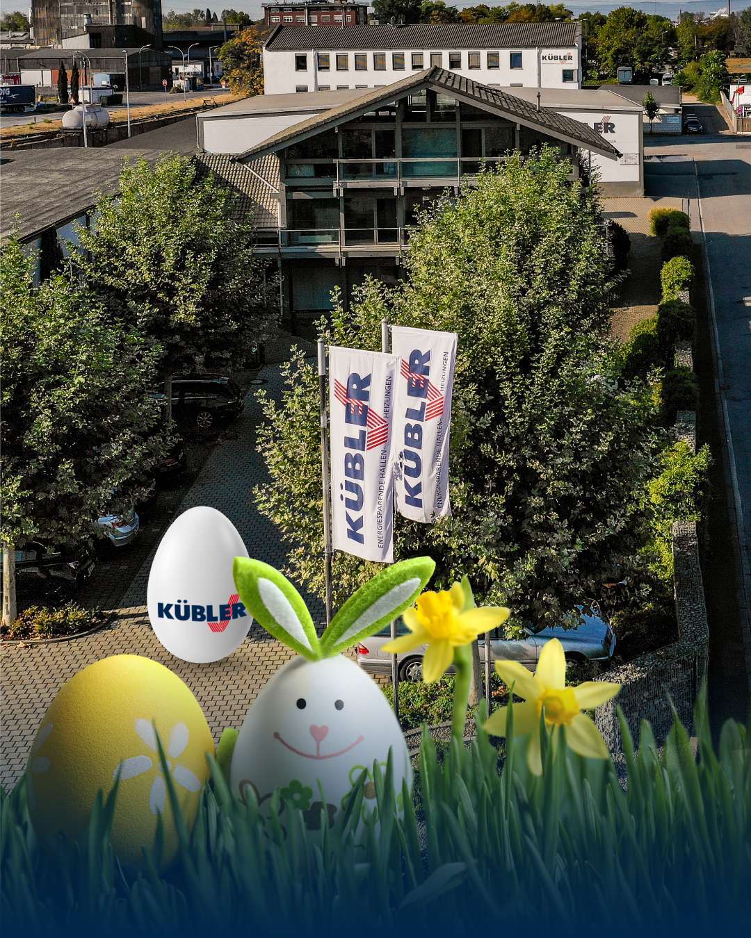 Virksomhedsbygning med påskedekoration i forgrunden