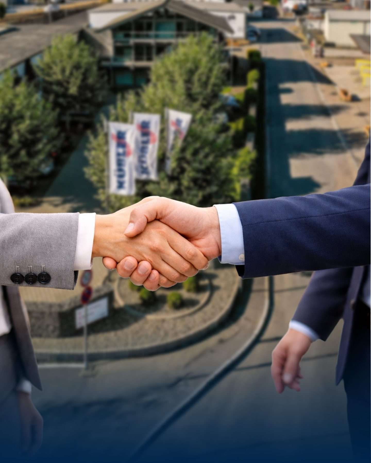 Üzletemberek kezet ráznak a cég épülete előtt