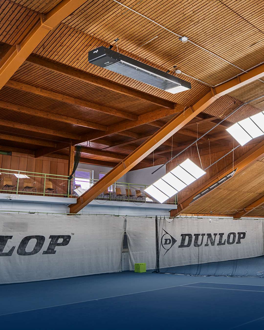 Спортивный зал с инфракрасным отоплением KÜBLER на деревянном потолке - Теннисный корт